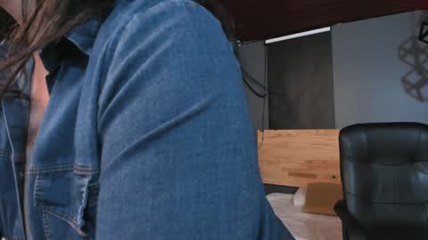 Snapshot of annaa_rose chatting on January 2025 03:28:02 AM Anna online show from January 2025 03:28:02 AM