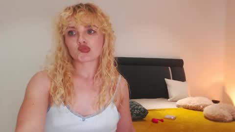 Snapshot of annaevv chatting on October 2025 10:35:02 AM annaevv online show from October 2025 10:35:02 AM