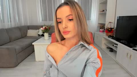 annaise  online show from December 2025 10:44:02 AM