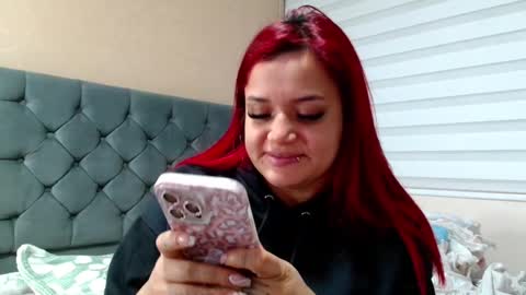 Snapshot of anne_julienne chatting on January 2025 11:24:01 PM online show from January 2025 11:24:01 PM