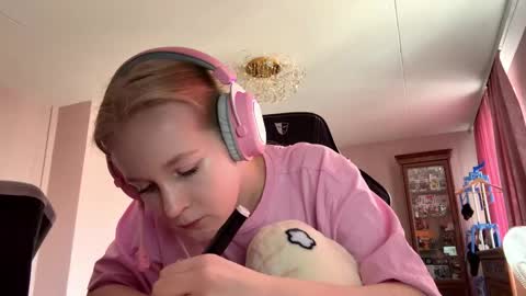 Snapshot of annellebenney chatting on February 2026 10:25:02 AM Qwin online show from February 2026 10:25:02 AM