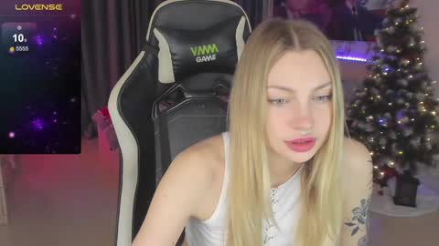 Snapshot of annie69kiss chatting on January 2025 07:56:02 PM Annie online show from January 2025 07:56:02 PM