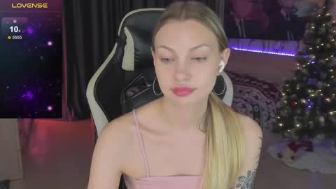 Snapshot of annie69kiss chatting on February 2025 07:38:02 PM Annie online show from February 2025 07:38:02 PM