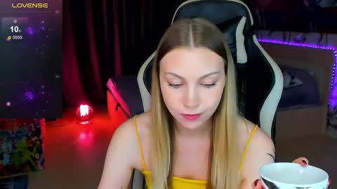 Snapshot of annie69kiss chatting on October 2025 03:23:02 PM Annie online show from October 2025 03:23:02 PM