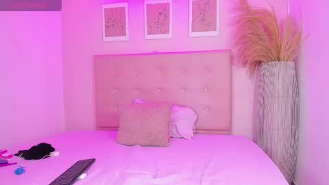 annie_dolce_ online show from April 2026 10:34:02 PM