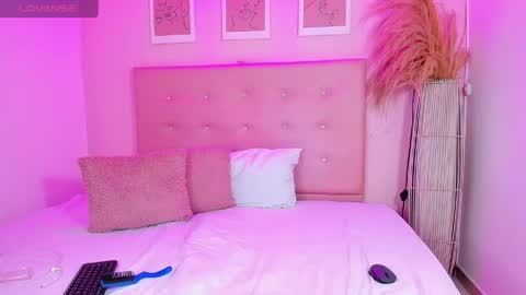 annie_dolce_ online show from April 2026 10:05:01 PM