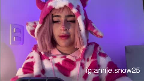 Snapshot of annie_snow_ chatting on March 2025 07:54:02 PM JEANNE no olvides seguirme dont forget follow me uu online show from March 2025 07:54:02 PM