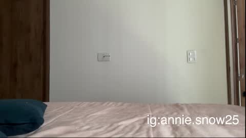 Snapshot of annie_snow_ chatting on March 2025 07:21:02 PM JEANNE no olvides seguirme dont forget follow me uu online show from March 2025 07:21:02 PM