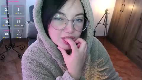 Snapshot of annie_swan_18 chatting on February 2025 02:37:01 PM LAURA - A n n i e S w a n online show from February 2025 02:37:01 PM