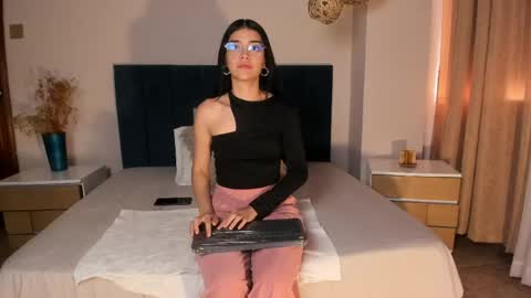 Snapshot of anniebluee_ chatting on May 2026 12:33:01 PM Annie Bluee online show from May 2026 12:33:01 PM