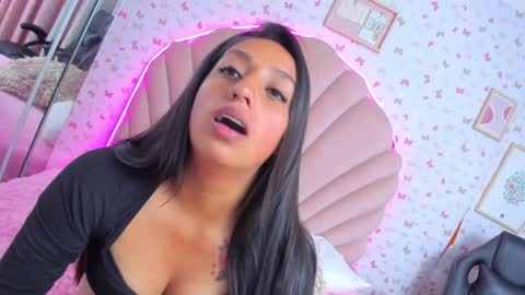 Snapshot of anniee_love_ chatting on December 2024 12:45:02 AM Anto online show from December 2024 12:45:02 AM