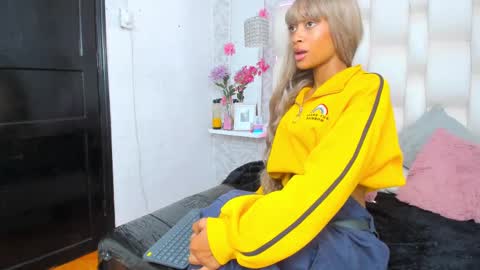 Snapshot of anniee_love_ chatting on March 2025 06:22:02 PM Anto online show from March 2025 06:22:02 PM