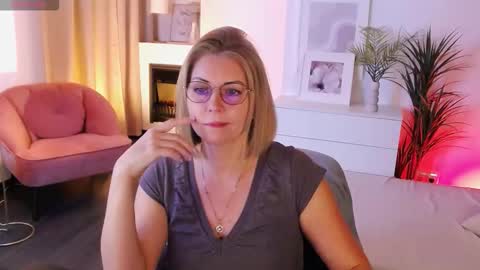 Annie online show from October 2025 05:39:01 AM