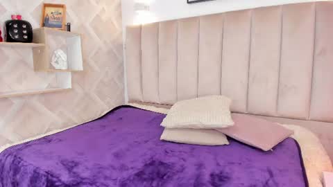 Snapshot of anniie_queen chatting on June 2026 02:43:02 AM Annie Queen online show from June 2026 02:43:02 AM