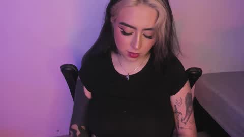 Annika online show from November 2025 04:11:01 AM