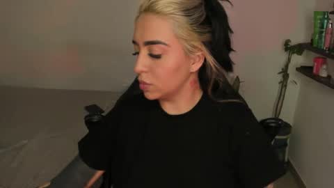 Annika online show from December 2025 05:07:02 PM