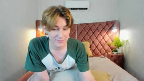 Snapshot of antonylewis chatting on November 2025 12:49:01 PM YummyTony online show from November 2025 12:49:01 PM