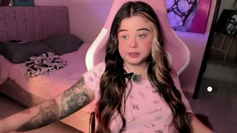   Independent model  online show from May 2026 07:00:02 PM