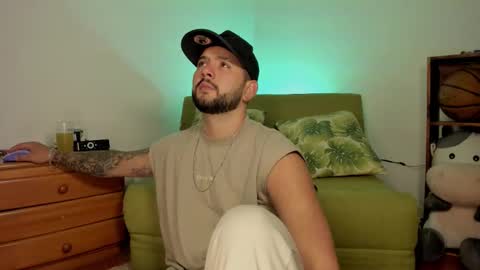 Snapshot of apolorising_ chatting on October 2025 10:40:01 PM Lola Apolo online show from October 2025 10:40:01 PM