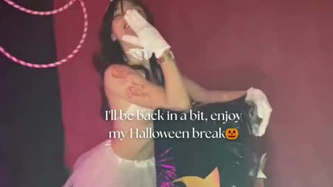 Snapshot of april_bennett chatting on October 2025 12:05:01 PM online show from October 2025 12:05:01 PM