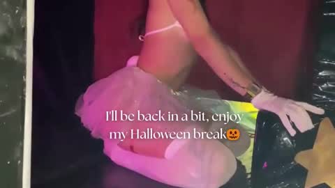 Snapshot of april_bennett chatting on October 2025 12:05:02 PM online show from October 2025 12:05:02 PM