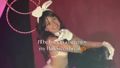 Snapshot of april_bennett chatting on October 2025 12:15:01 PM online show from October 2025 12:15:01 PM