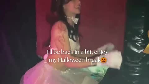 Snapshot of april_bennett chatting on October 2025 12:01:02 PM online show from October 2025 12:01:02 PM