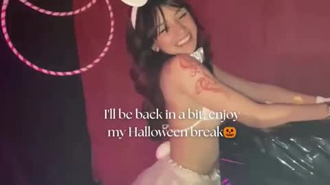 Snapshot of april_bennett chatting on October 2025 12:07:02 PM online show from October 2025 12:07:02 PM