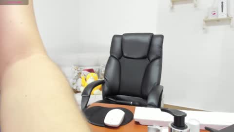 Snapshot of aprildubois_ chatting on December 2024 08:22:01 PM April online show from December 2024 08:22:01 PM