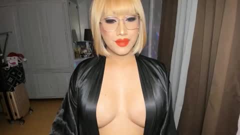 Snapshot of aqueenofcumxx chatting on December 2025 09:31:02 PM Alicia online show from December 2025 09:31:02 PM