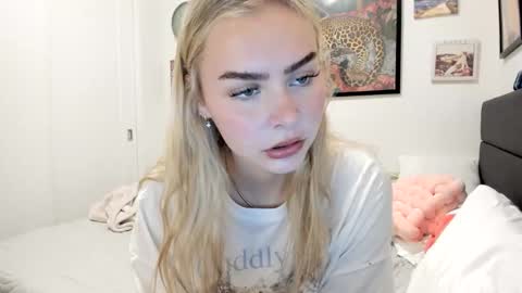 Snapshot of ariah_is_blonde chatting on November 2025 08:52:01 PM Ariah online show from November 2025 08:52:01 PM