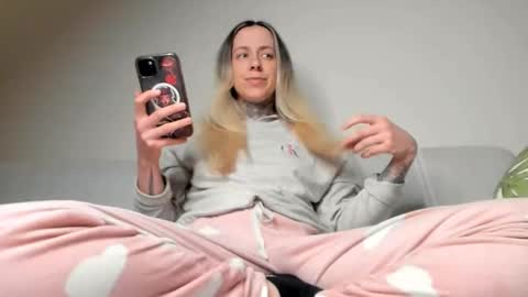 Ariana  Steven online show from February 2026 12:25:01 AM