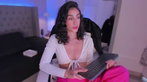 Snapshot of arikohler chatting on December 2024 09:30:02 PM AriKohler online show from December 2024 09:30:02 PM