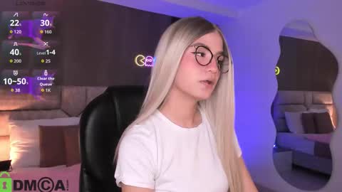 Ari  online show from October 2025 11:04:02 PM