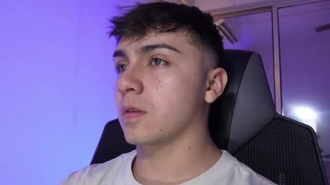 Snapshot of aron__cooper chatting on October 2025 12:44:02 AM aron__cooper online show from October 2025 12:44:02 AM