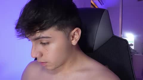 Snapshot of aron__cooper chatting on October 2025 12:11:02 AM aron__cooper online show from October 2025 12:11:02 AM