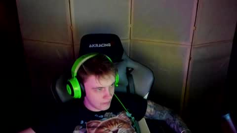 Snapshot of aron_neall chatting on February 2025 09:31:02 PM biggest penis online show from February 2025 09:31:02 PM