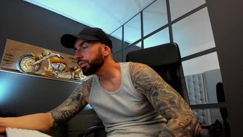 Snapshot of arongrant chatting on December 2024 09:23:01 AM AronGrant online show from December 2024 09:23:01 AM