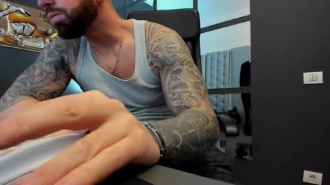 Snapshot of arongrant chatting on December 2024 11:02:01 AM AronGrant online show from December 2024 11:02:01 AM