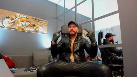 Snapshot of arongrant chatting on December 2024 09:23:01 AM AronGrant online show from December 2024 09:23:01 AM