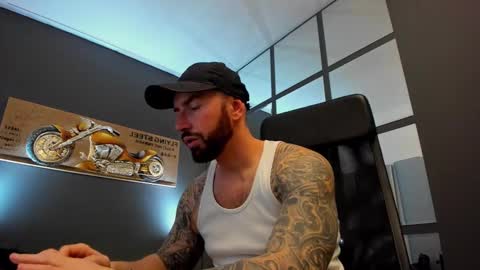 Snapshot of arongrant chatting on December 2024 08:55:01 AM AronGrant online show from December 2024 08:55:01 AM