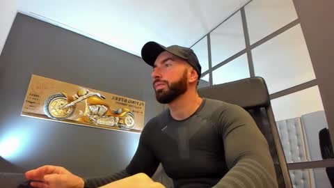 Snapshot of arongrant chatting on February 2025 12:00:01 PM AronGrant online show from February 2025 12:00:01 PM