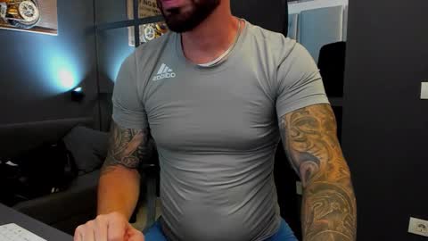 Snapshot of arongrant chatting on September 2025 08:49:01 AM AronGrant online show from September 2025 08:49:01 AM