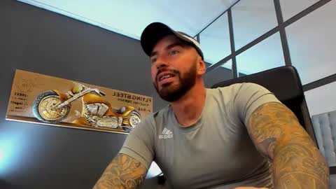 Snapshot of arongrant chatting on September 2025 10:41:01 AM AronGrant online show from September 2025 10:41:01 AM