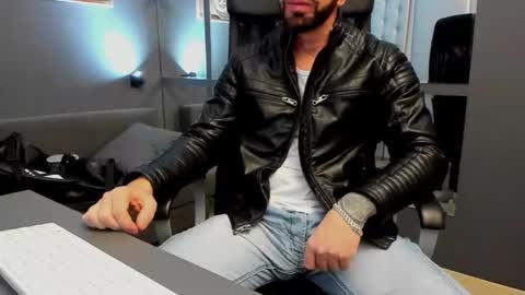 Snapshot of arongrant chatting on October 2025 08:44:02 AM AronGrant online show from October 2025 08:44:02 AM