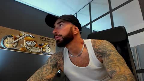 Snapshot of arongrant chatting on November 2025 10:28:01 AM AronGrant online show from November 2025 10:28:01 AM