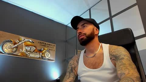 Snapshot of arongrant chatting on November 2025 09:32:01 AM AronGrant online show from November 2025 09:32:01 AM