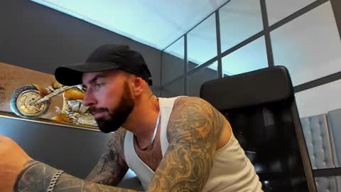 Snapshot of arongrant chatting on November 2025 10:25:02 AM AronGrant online show from November 2025 10:25:02 AM