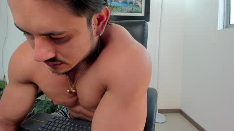 Snapshot of aroon_connor chatting on February 2025 09:38:02 PM online show from February 2025 09:38:02 PM