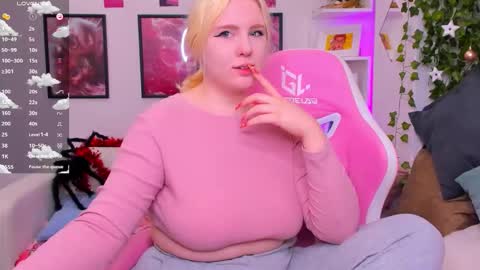 art_lovee_ online show from December 2025 01:47:01 AM